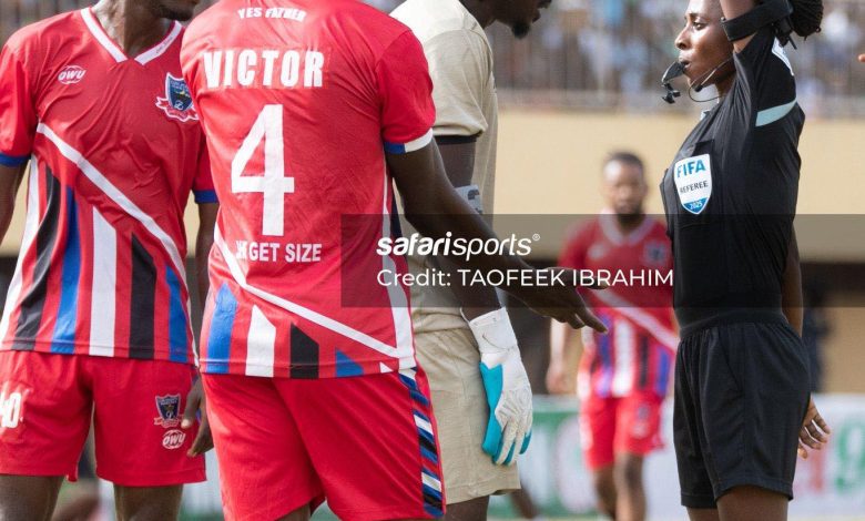 Yemisi Akintoye issuing a yellow card to a player during the NPFL match between Kwara United and Lobi Stars