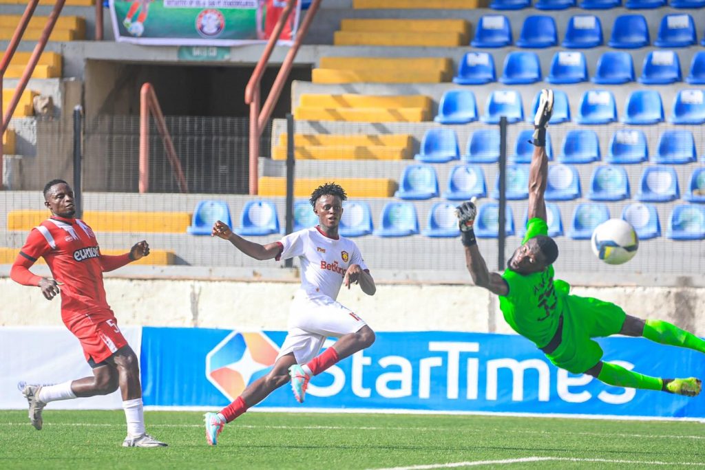Ayo Cole scores past the Abia Warriors goalkeeper in the 37th minute to give Ikorodu City a 1-0 lead.