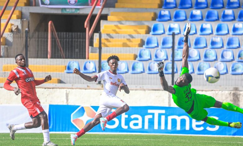 Ayo Cole scores past the Abia Warriors goalkeeper in the 37th minute to give Ikorodu City a 1-0 lead.