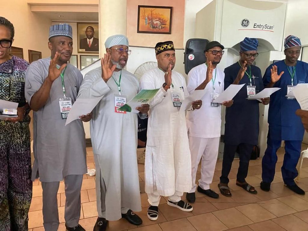 Tonobok Okowa Re-Elected as AFN President: A New Era for Nigerian Athletics Tonobok Okowa taking oath alongside newly elected AFN Executive Board members during the 2025 Athletics Federation of Nigeria inauguration ceremony in Abuja.
