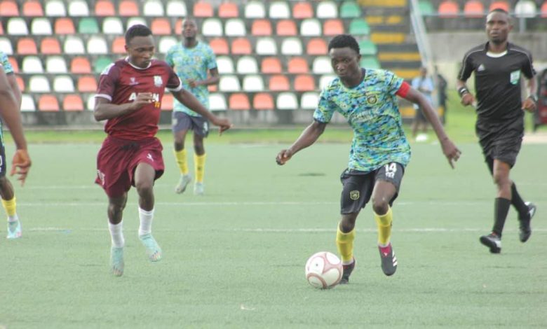 Abakaliki FC players in action against Godswill Akpabio FC at Godswill Akpabio Stadium, Uyo, during their last league game.