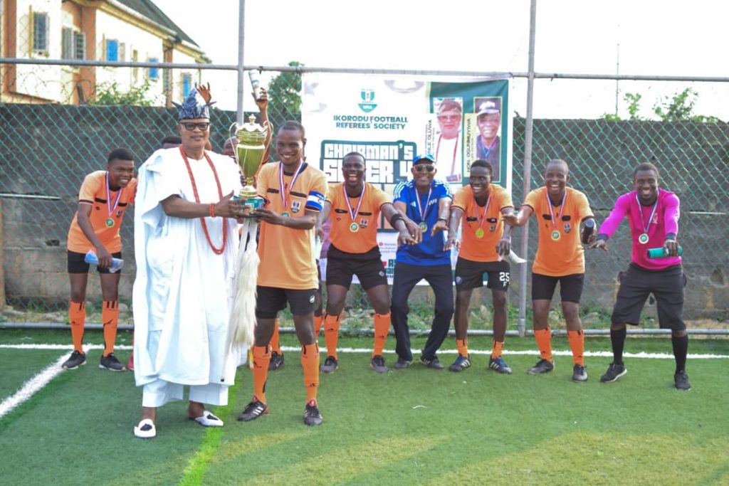 Team Ayeni receiving the trophy of Ikrodu Chairman's cup