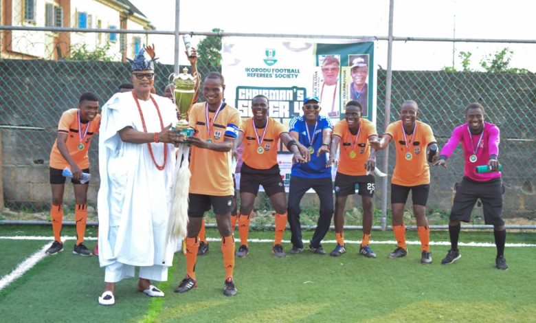 Team Ayeni receiving the trophy of Ikrodu Chairman's cup